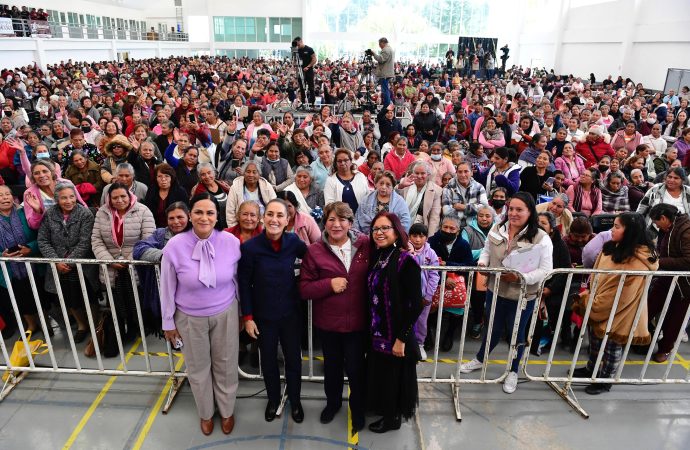 Entregan Claudia Sheinbaum y Delfina Gómez pensiones para mujeres y adultos mayores en Edomex